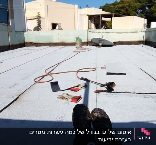 גג עם יריעות איטום, כלי עבודה וצינור גז